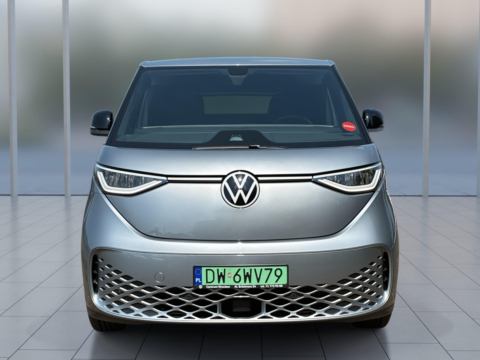 204 KM 82 kWh r. o. 2989 mm