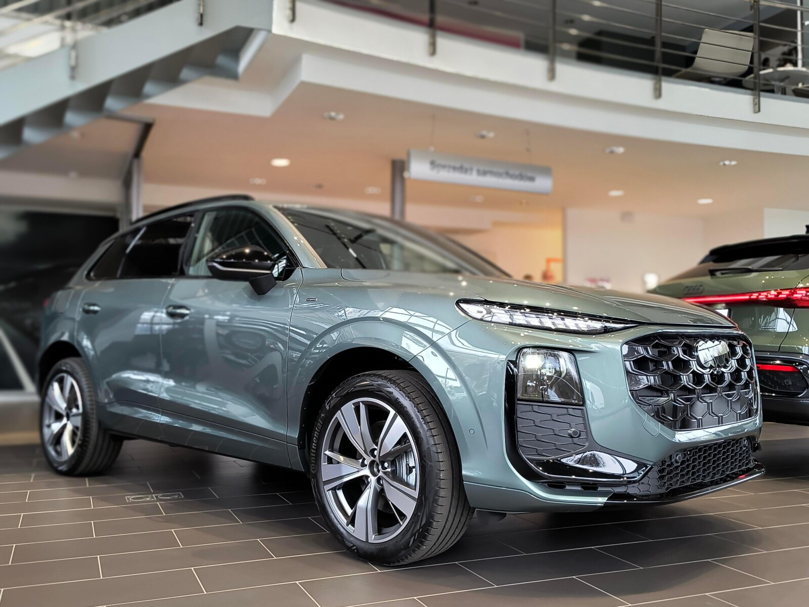 Q3 e-Hybrid 200kW S tronic: Tech plus; Comfort; Exterieur; VAT 23%