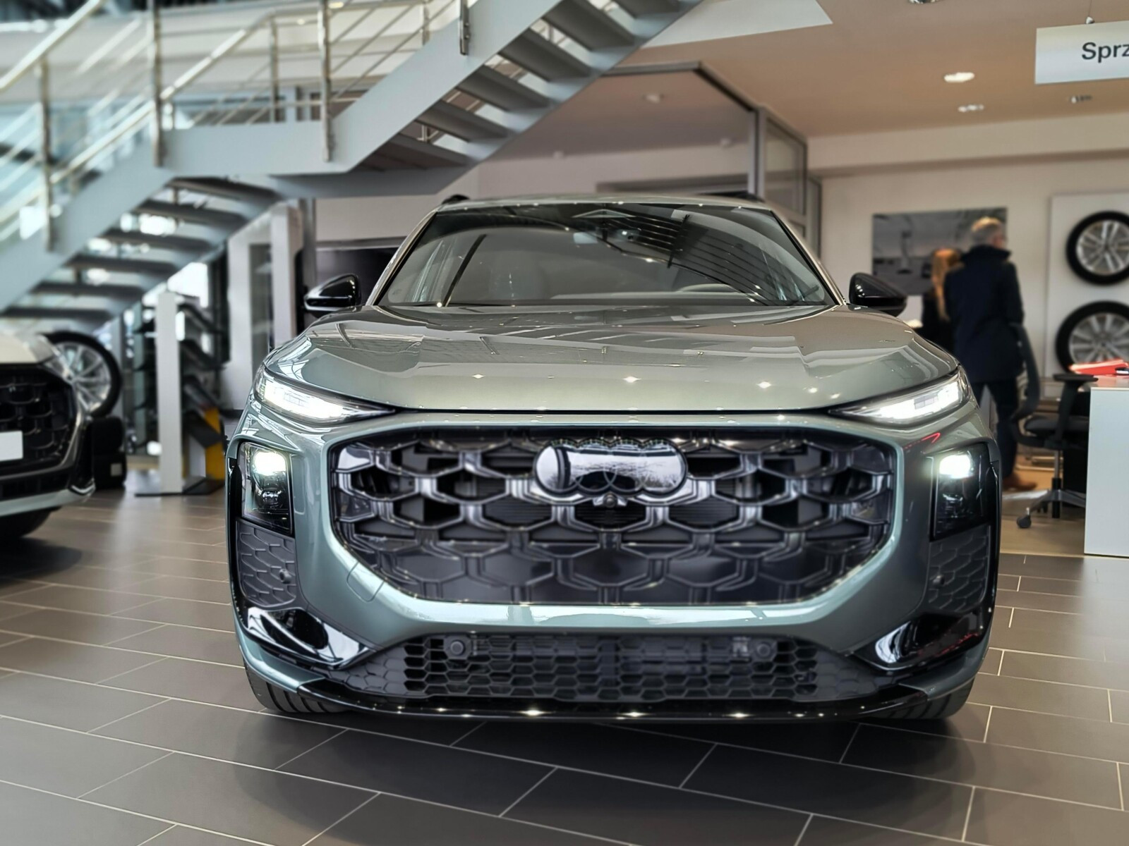 Q3 e-Hybrid 200kW S tronic: Tech plus; Comfort; Exterieur; VAT 23%