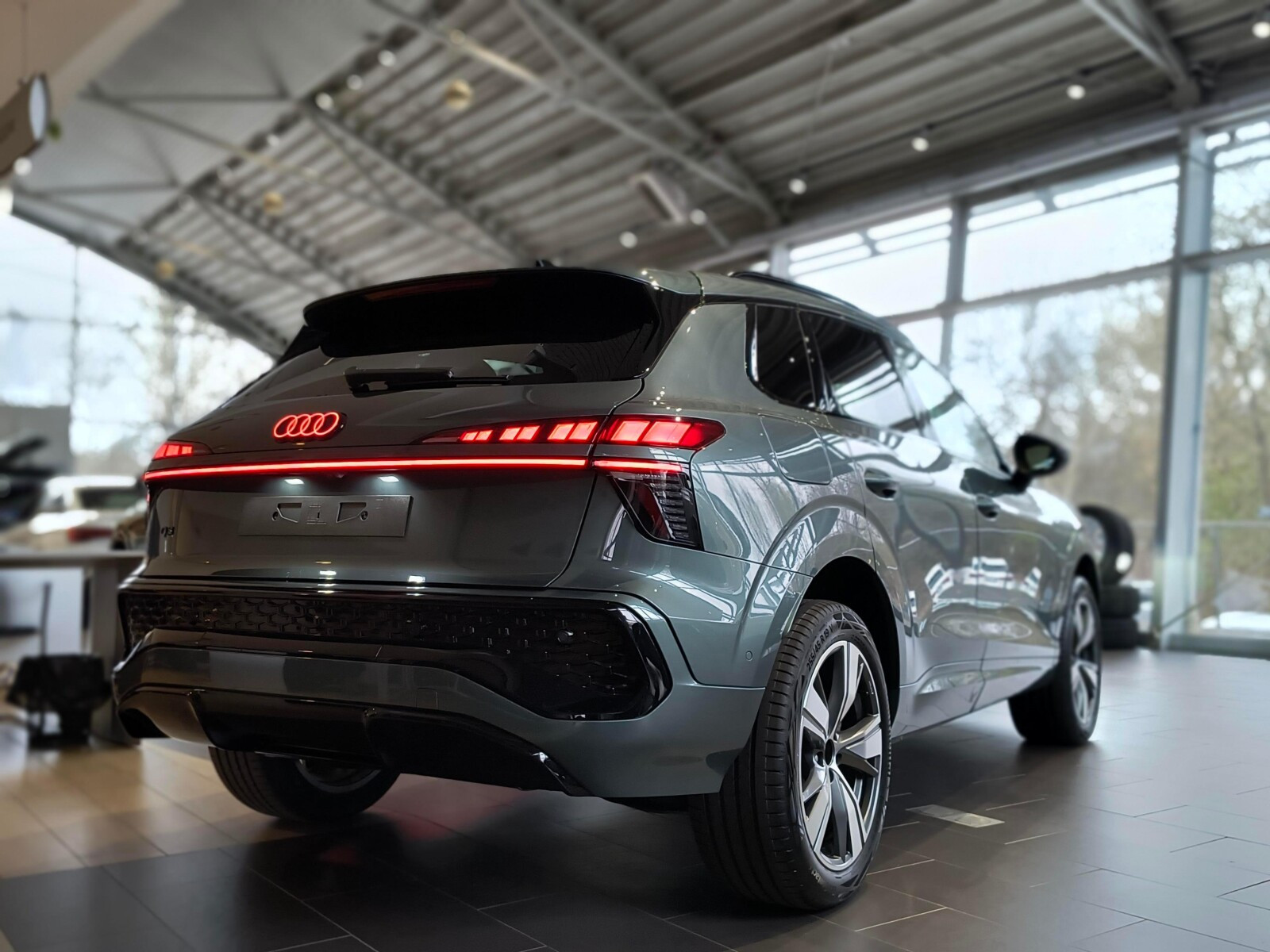 Q3 e-Hybrid 200kW S tronic: Tech plus; Comfort; Exterieur; VAT 23%