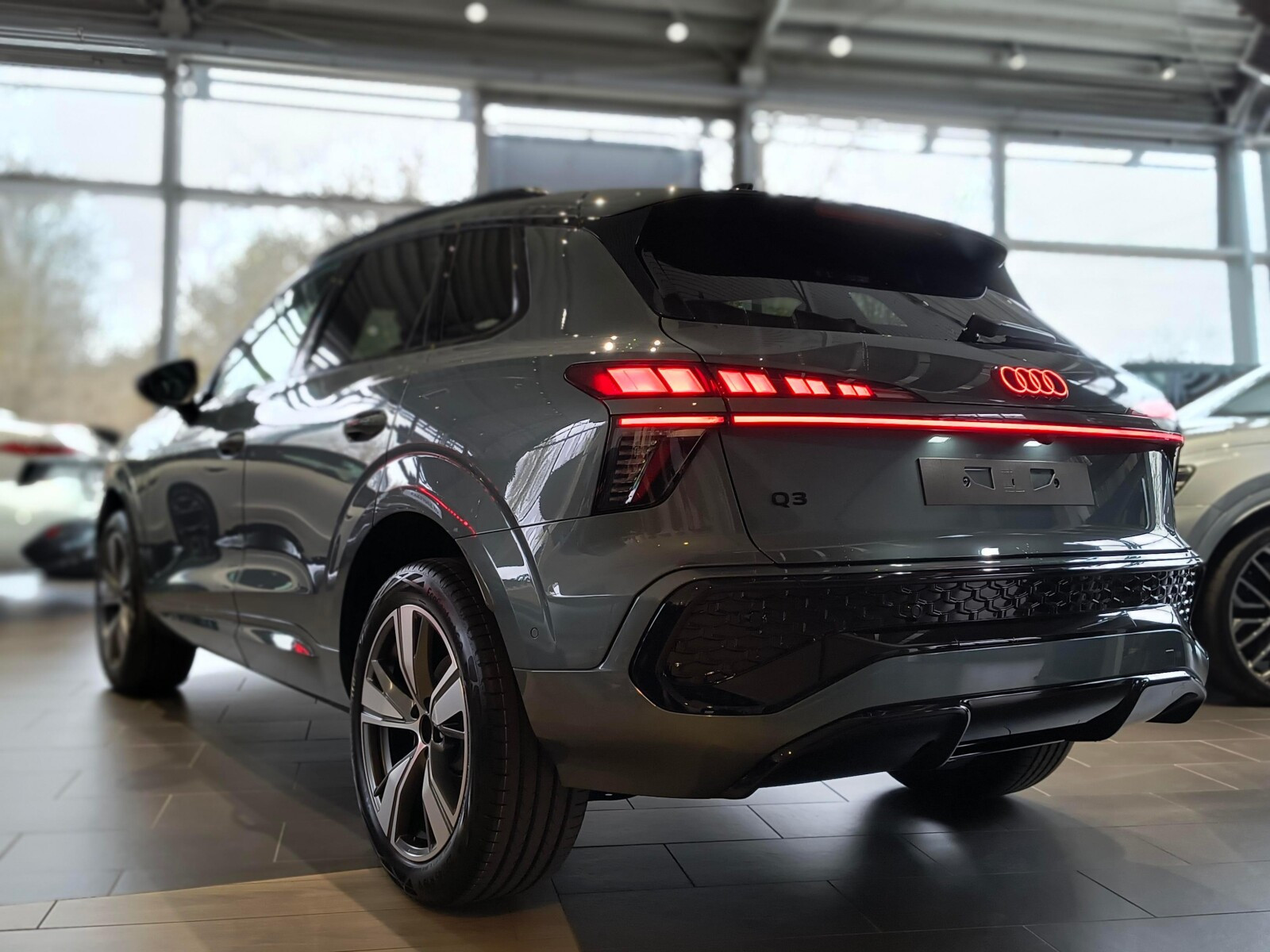 Q3 e-Hybrid 200kW S tronic: Tech plus; Comfort; Exterieur; VAT 23%
