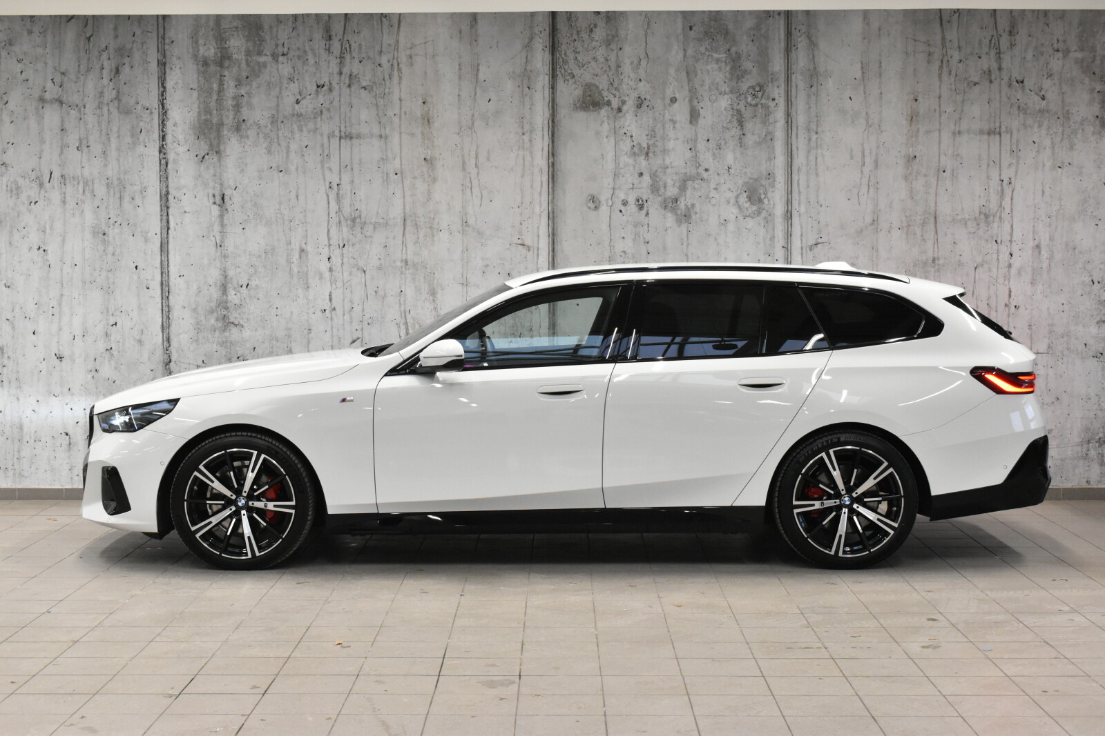 vat 23%, M Sport Pro, lift środka,  Hak holowniczy, webasto