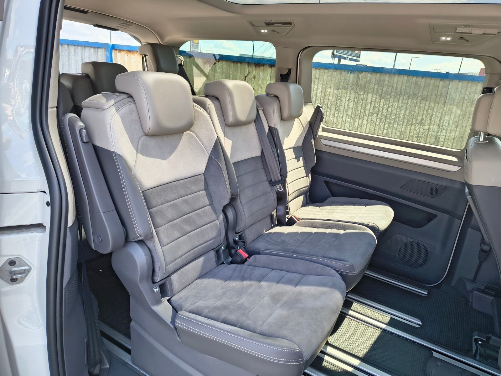 VOLKSWAGEN Multivan Life L2