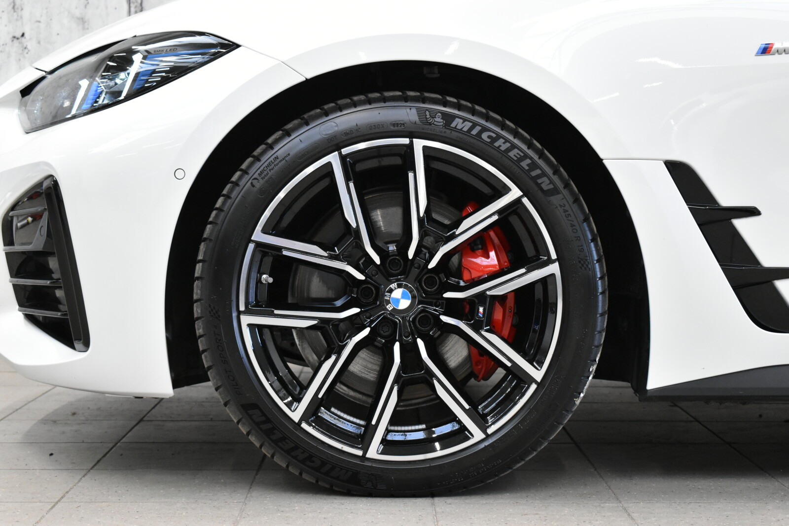 M Pro | xDrive | Harman Kardon