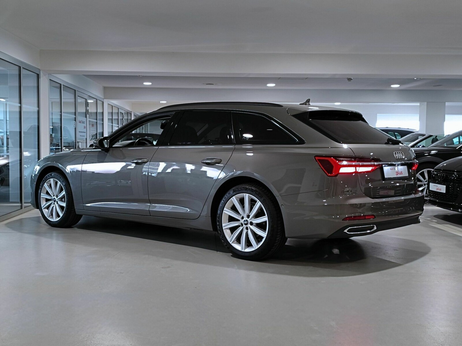 ReflektoryLED Akt Tempomat Rozpoznawanie znaków Lane Assist CarPlay
