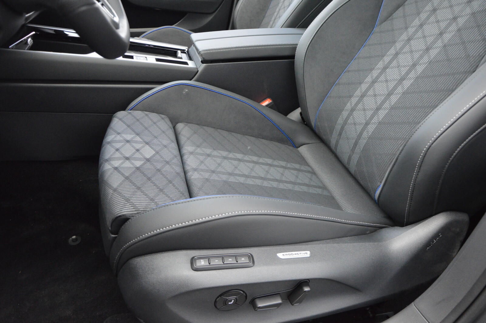 Hak, Panorama, R-Line Black Style, Zawiesz. DCC Pro, Car2X, Area View