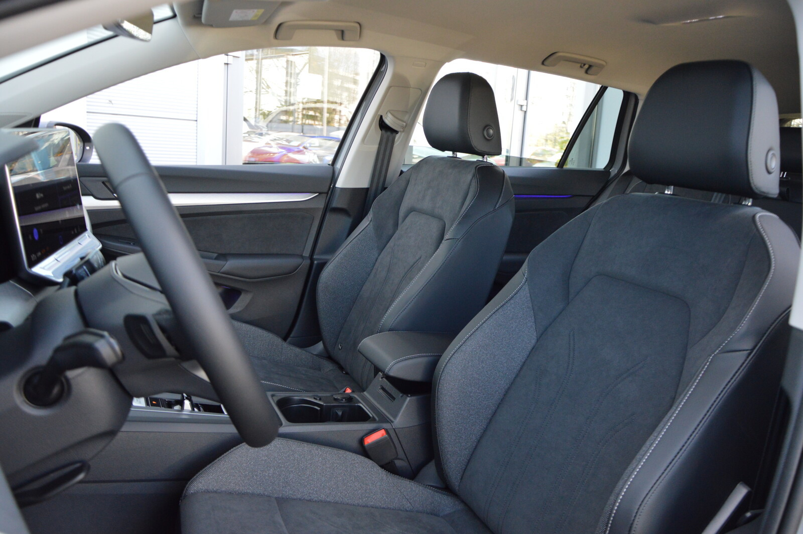 Park Assist Pro, Car2X, Apple CarPlay i Android Auto, Ambient, Isofix