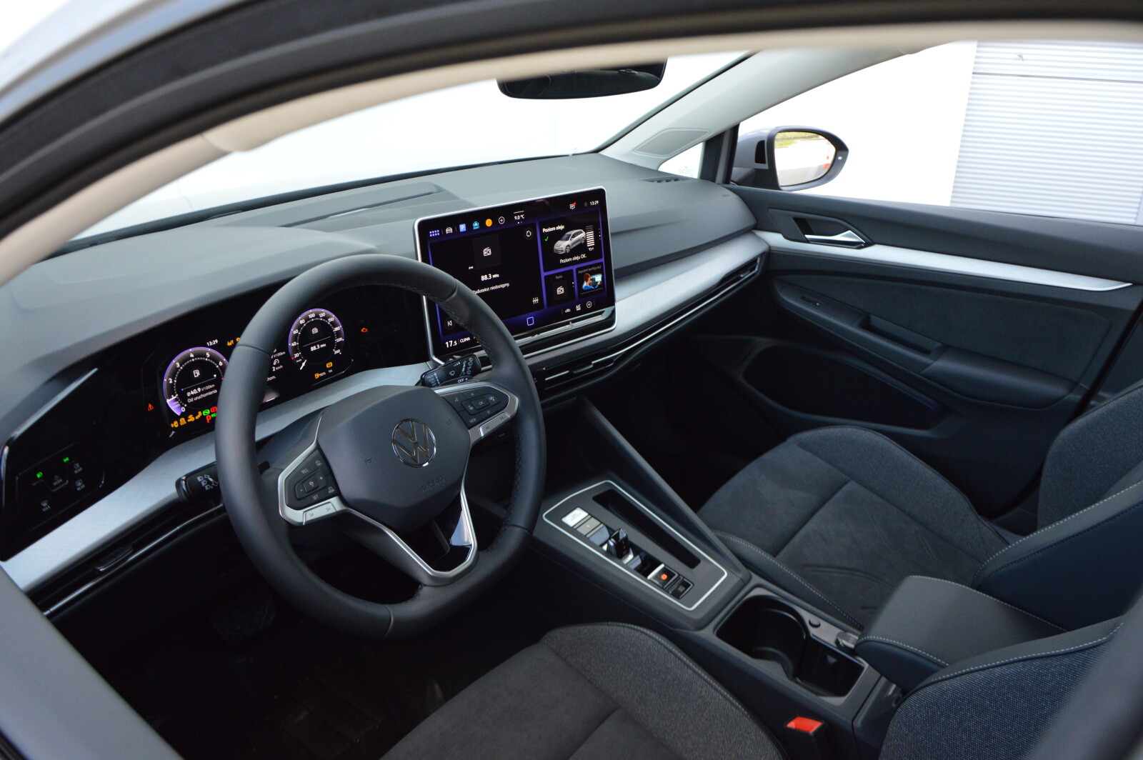 Park Assist Pro, Car2X, Apple CarPlay i Android Auto, Ambient, Isofix