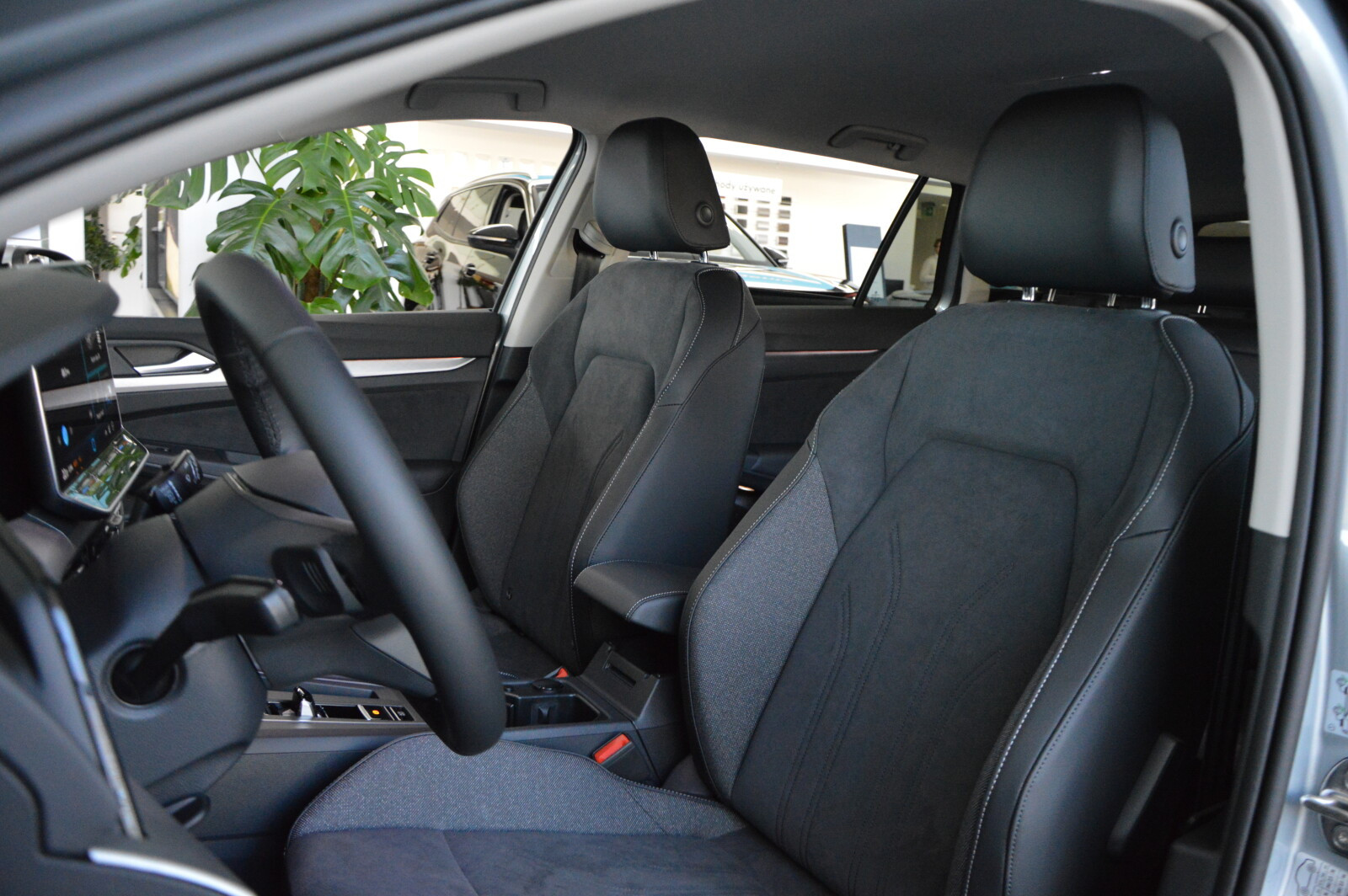 Digital Cockpit Pro, Ambient, Park Assist Pro, Lights&Vision, Car2X,