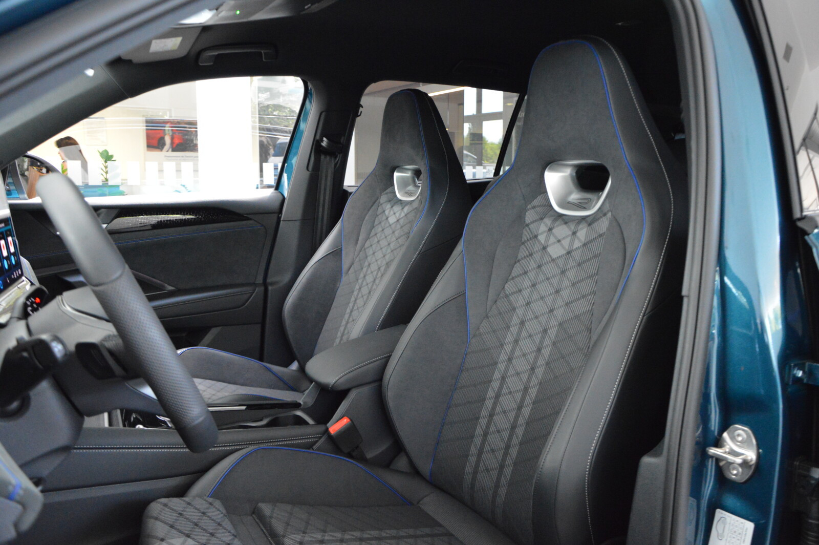 Ambient Plus,Technology Premium, Head-up Display, Car2X, LED Matrix