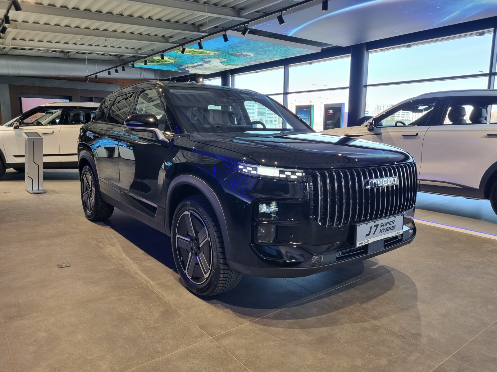 Super Hybrid w kolorze czarnym z brązową tapicerką