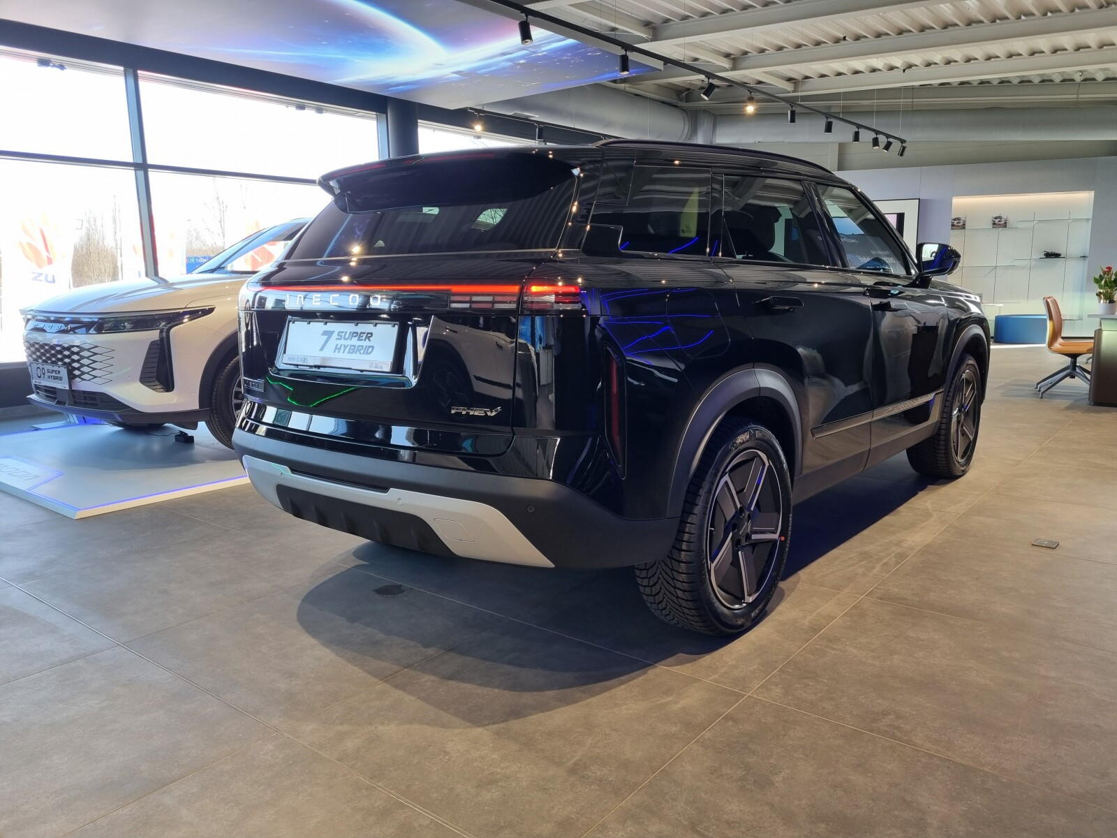 Super Hybrid w kolorze czarnym z brązową tapicerką