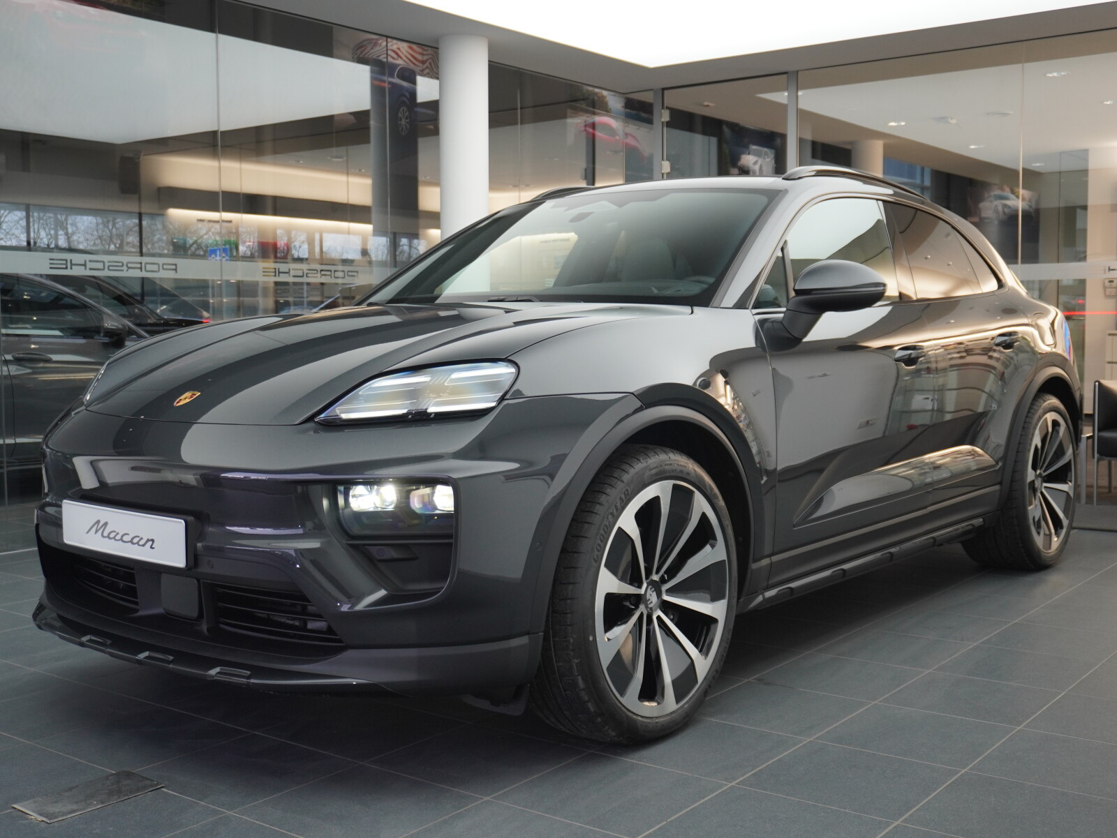 4 Elektryczny 100kWh 408 KM Dostępny Od Ręki!