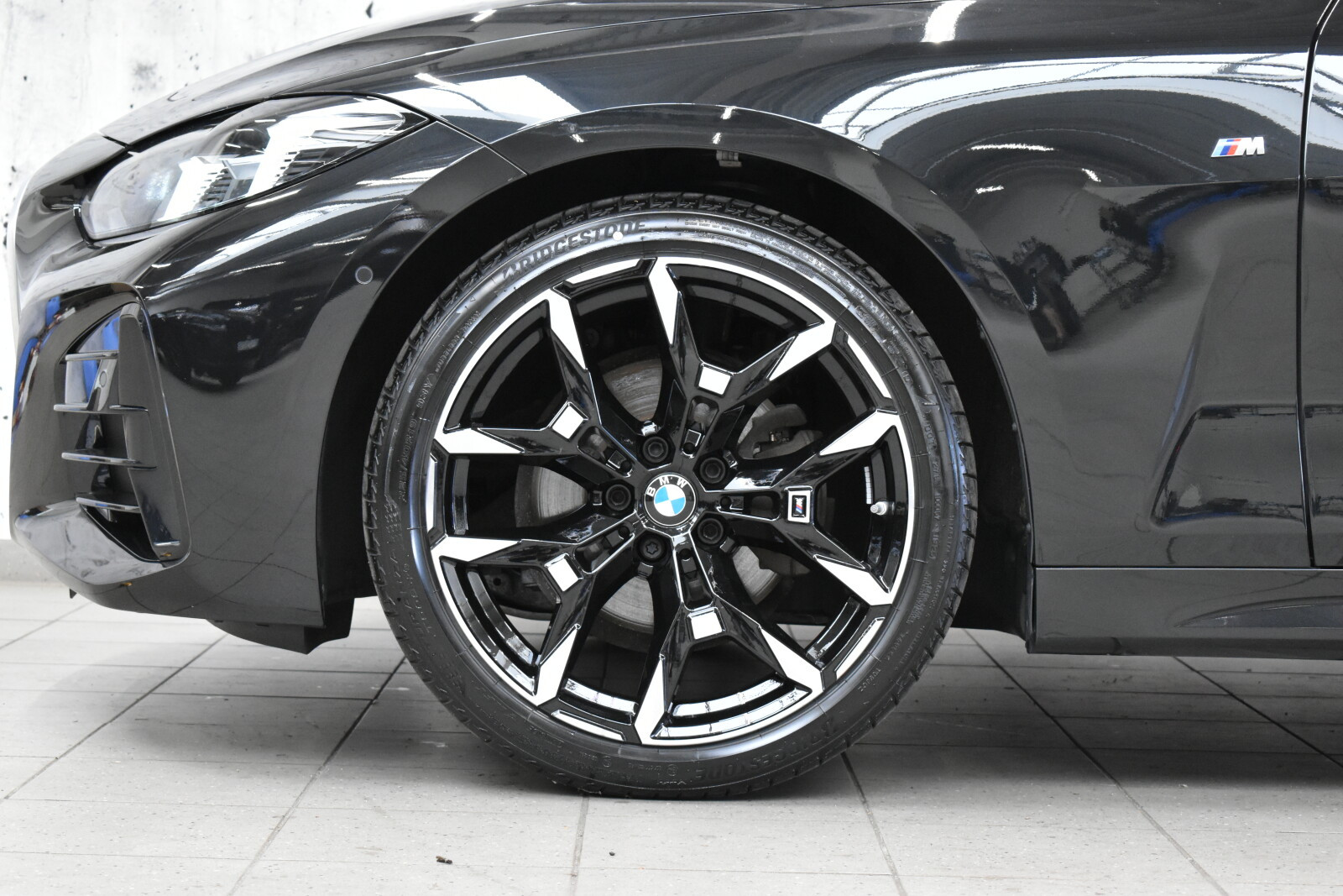 Pakiet M|Fotele sport+pam.|Akt.temp+Stop&Go|HiFi|ListwyCarbon|FV23%