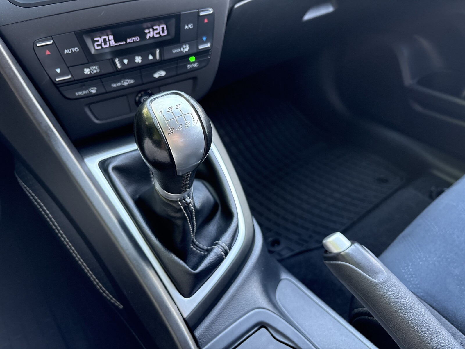 i-VTEC 142KM Tourer Sport | Climatronic | Kamera cofania | Bluetooth