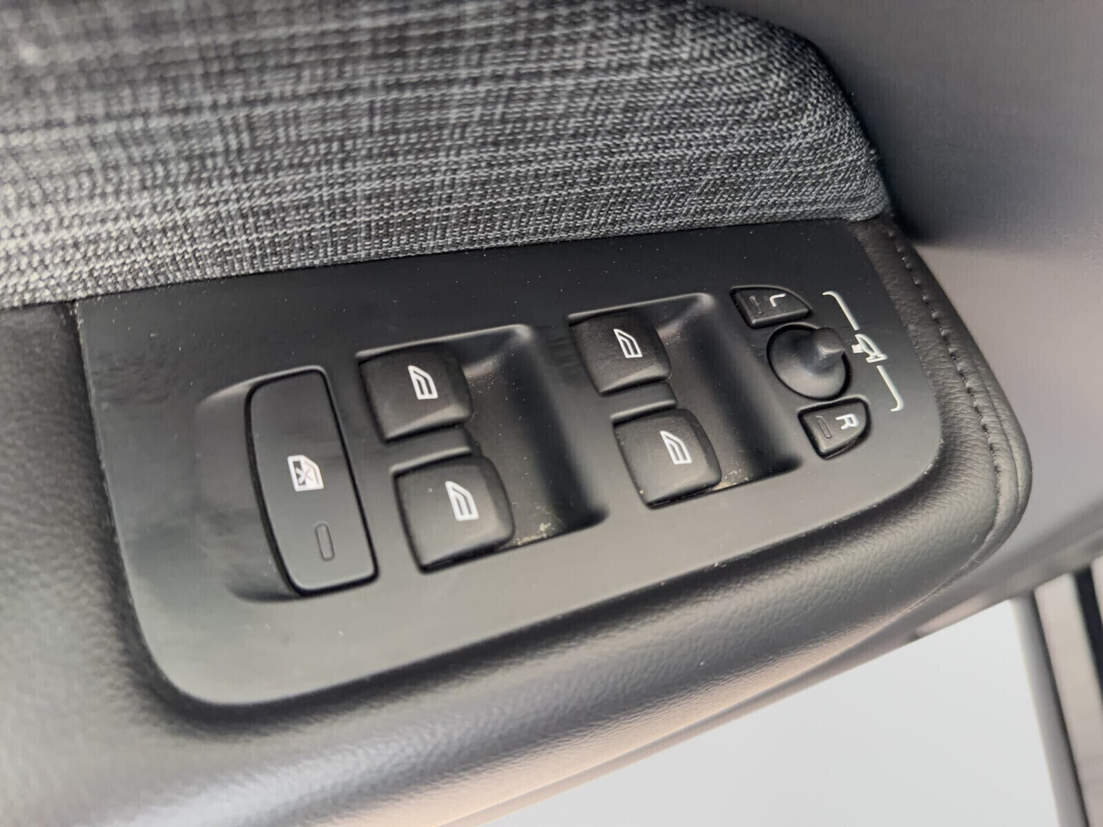2.0 B4 D Momentum Pro AWD mhev 197 KM Automat FV Vat 23%