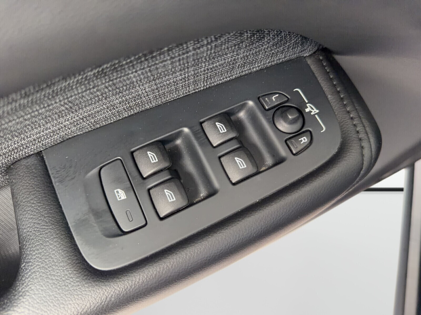 2.0 B4 D Momentum Pro AWD mhev 197 KM Automat FV Vat 23%