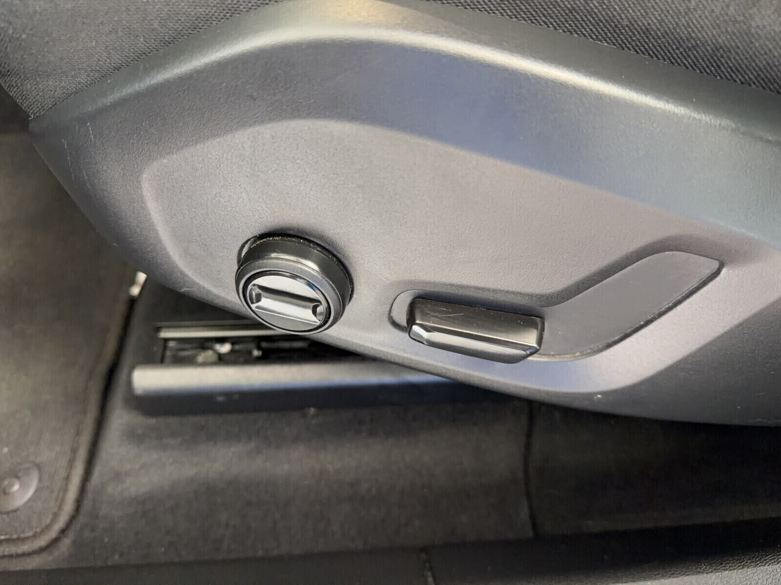 2.0 B4 D Momentum Pro AWD mhev 197 KM Automat FV Vat 23%