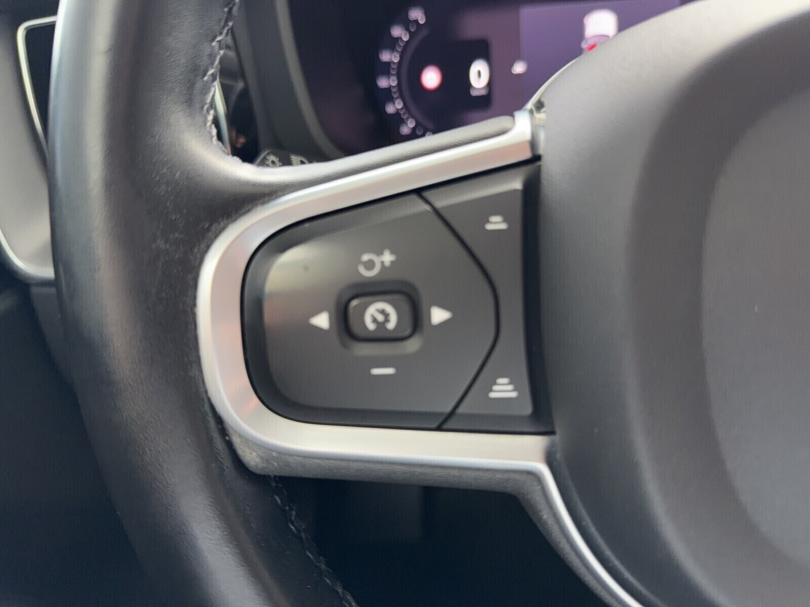2.0 B4 D Momentum Pro AWD mhev 197 KM Automat FV Vat 23%