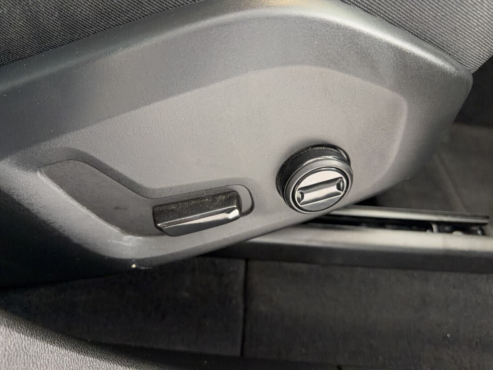 2.0 B4 D Momentum Pro AWD mhev 197 KM Automat FV Vat 23%
