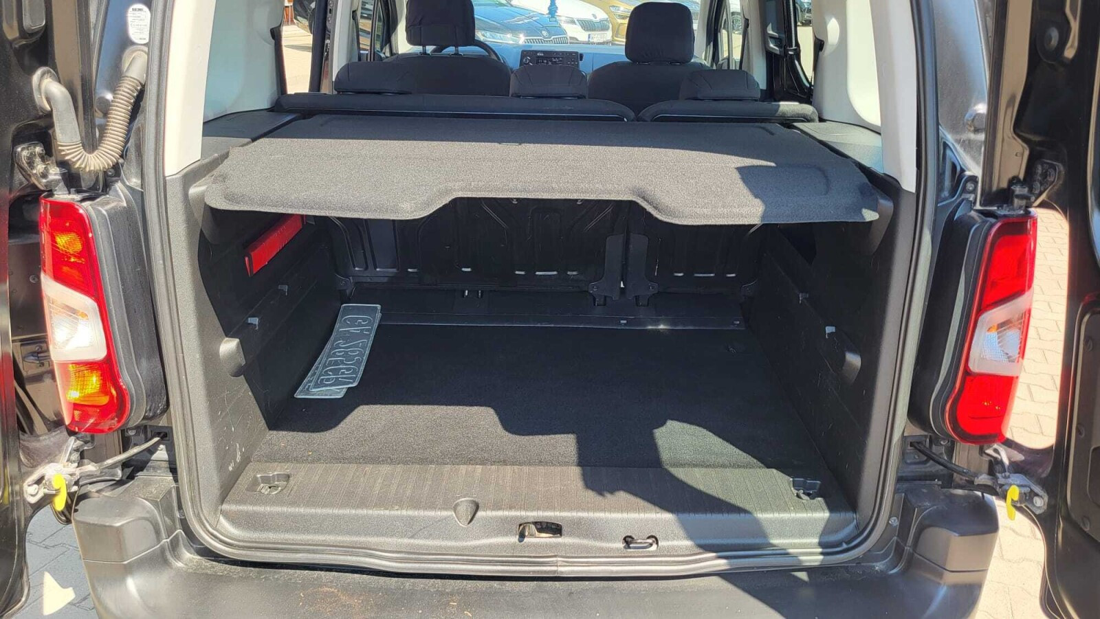 1.5 D4-D 102KM 5MT; Bluetooth; Tempomat; ISOFIX; Czujniki; HAK; FV23%