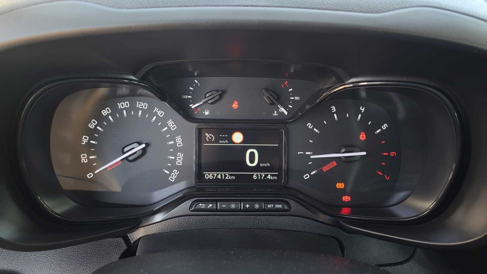 1.5 D4-D 102KM 5MT; Bluetooth; Tempomat; ISOFIX; Czujniki; HAK; FV23%