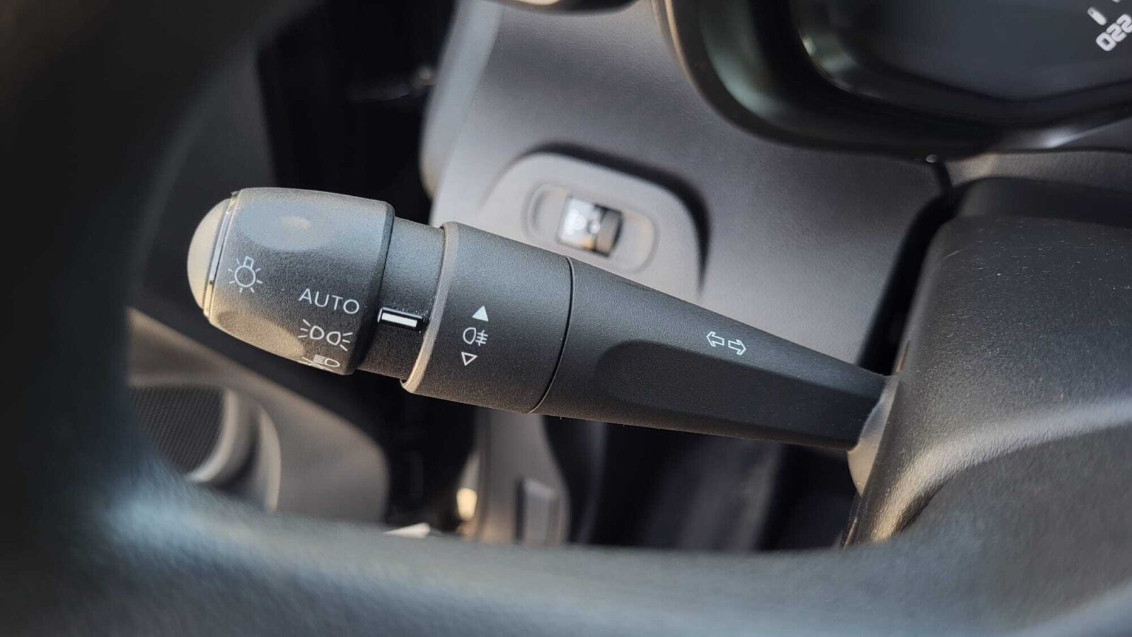 1.5 D4-D 102KM 5MT; Bluetooth; Tempomat; ISOFIX; Czujniki; HAK; FV23%