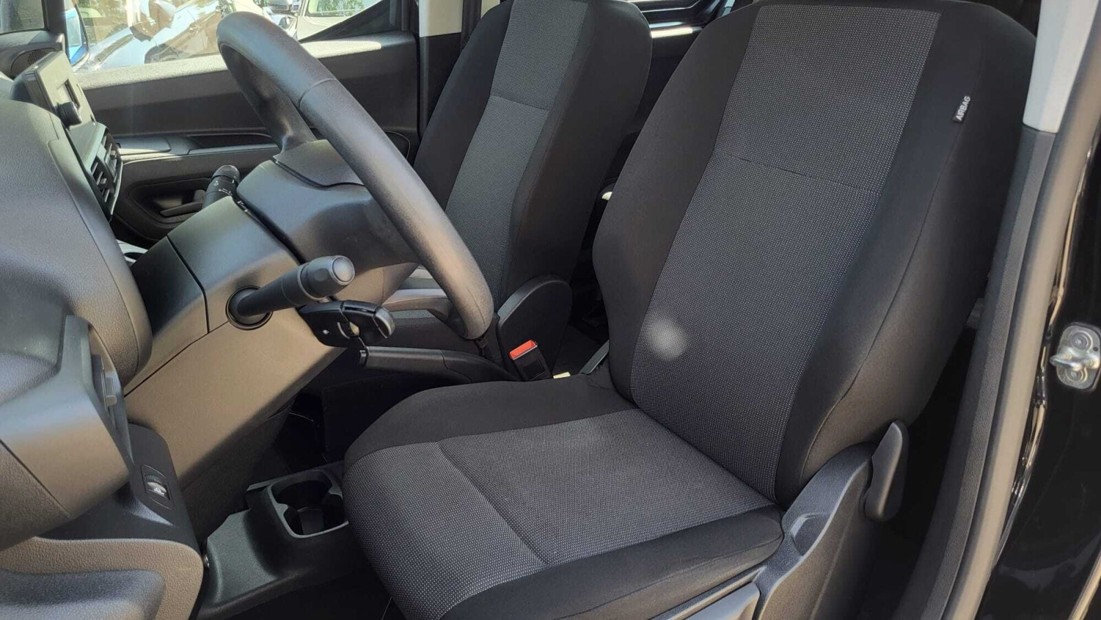 1.5 D4-D 102KM 5MT; Bluetooth; Tempomat; ISOFIX; Czujniki; HAK; FV23%