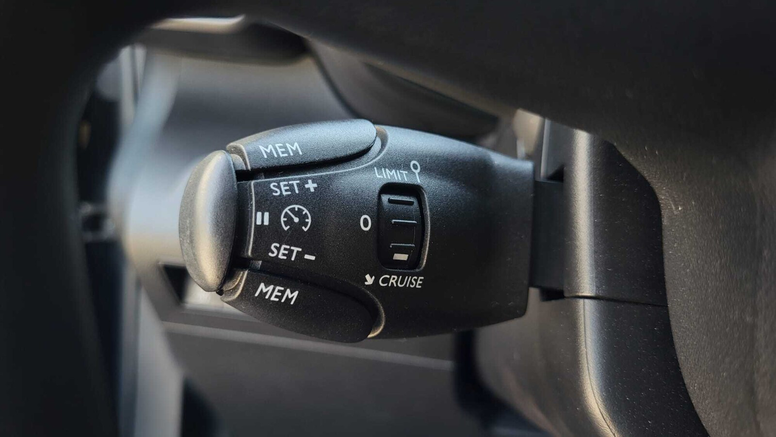 1.5 D4-D 102KM 5MT; Bluetooth; Tempomat; ISOFIX; Czujniki; HAK; FV23%