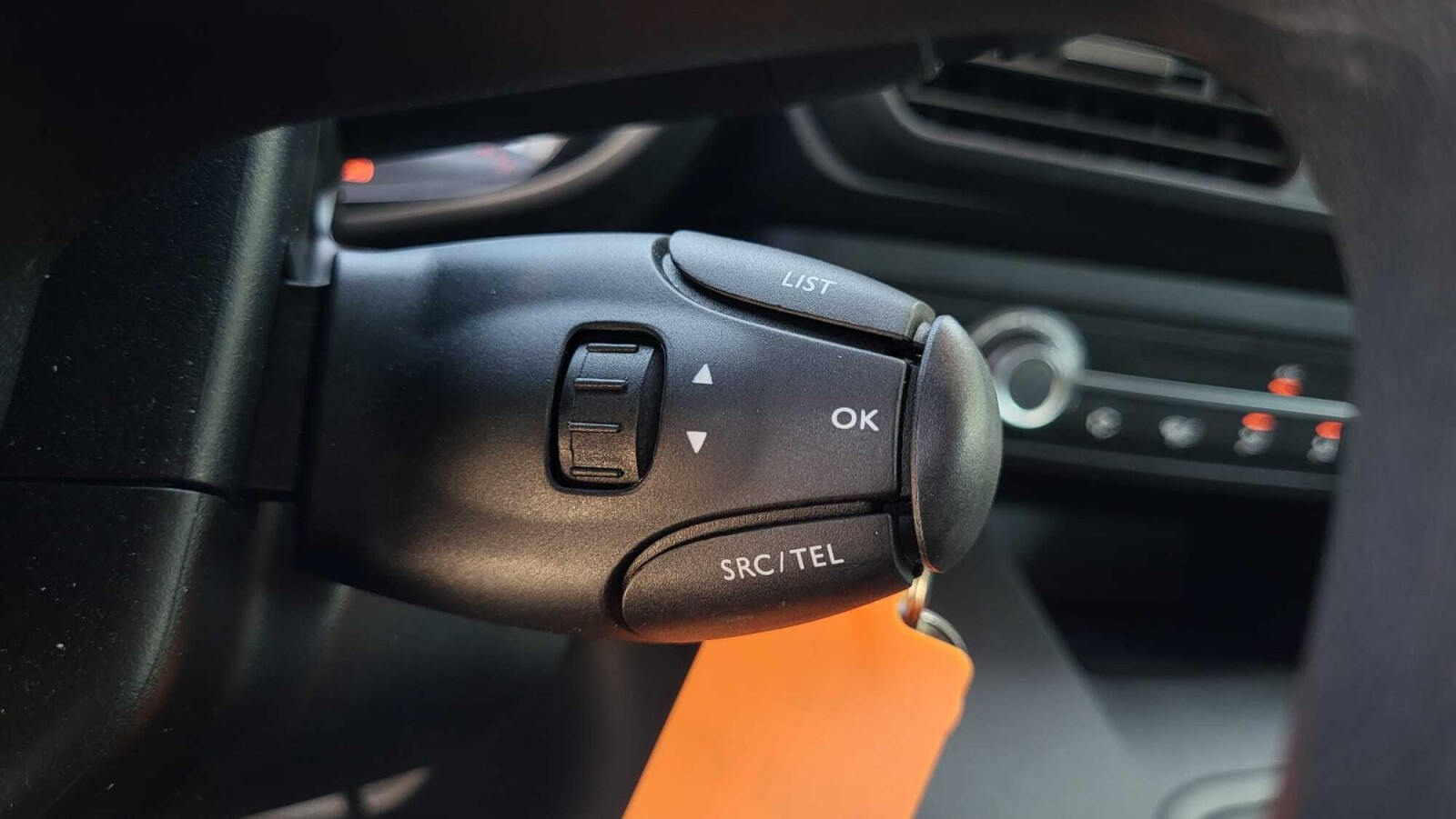 1.5 D4-D 102KM 5MT; Bluetooth; Tempomat; ISOFIX; Czujniki; HAK; FV23%