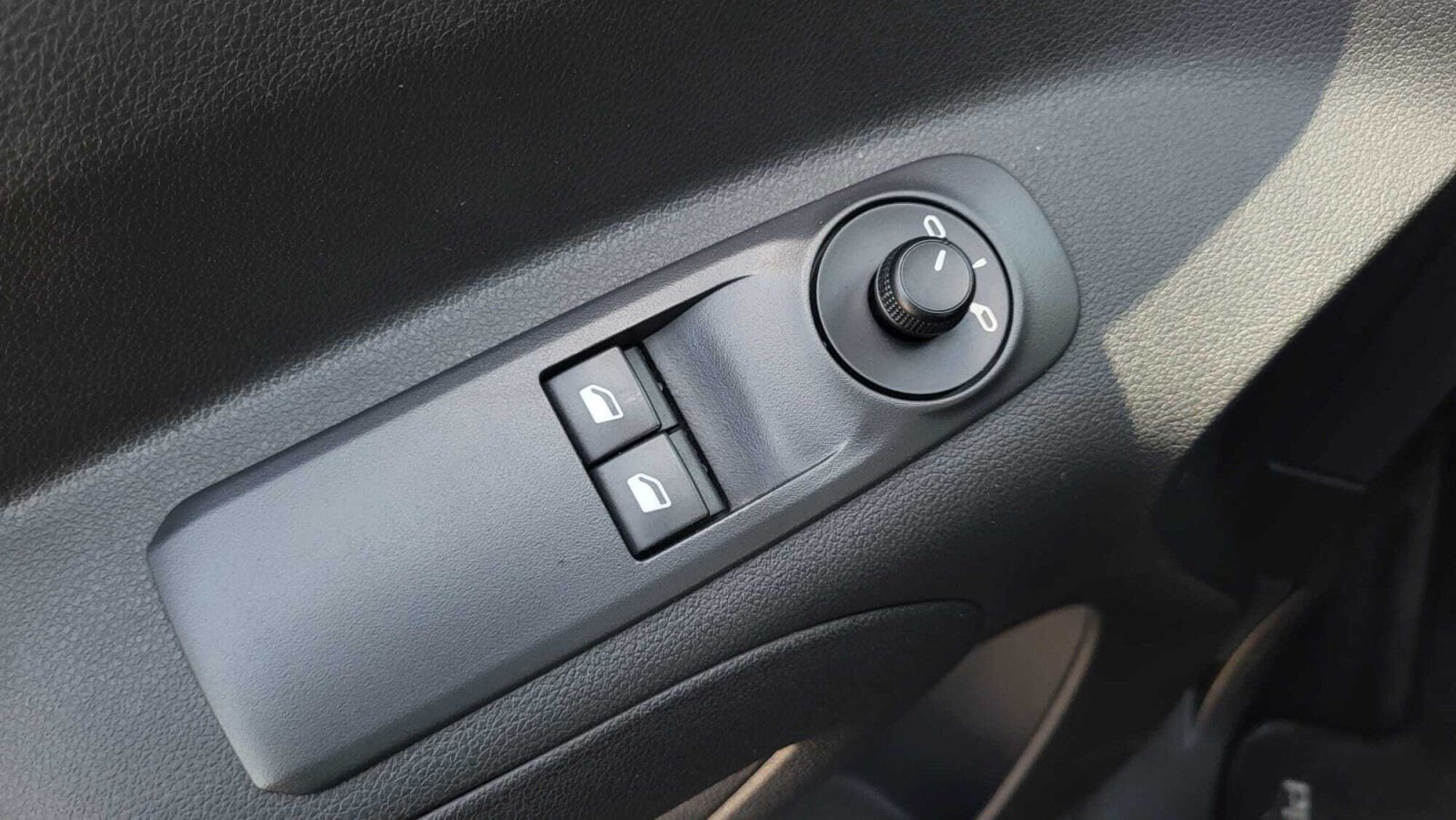 1.5 D4-D 102KM 5MT; Bluetooth; Tempomat; ISOFIX; Czujniki; HAK; FV23%