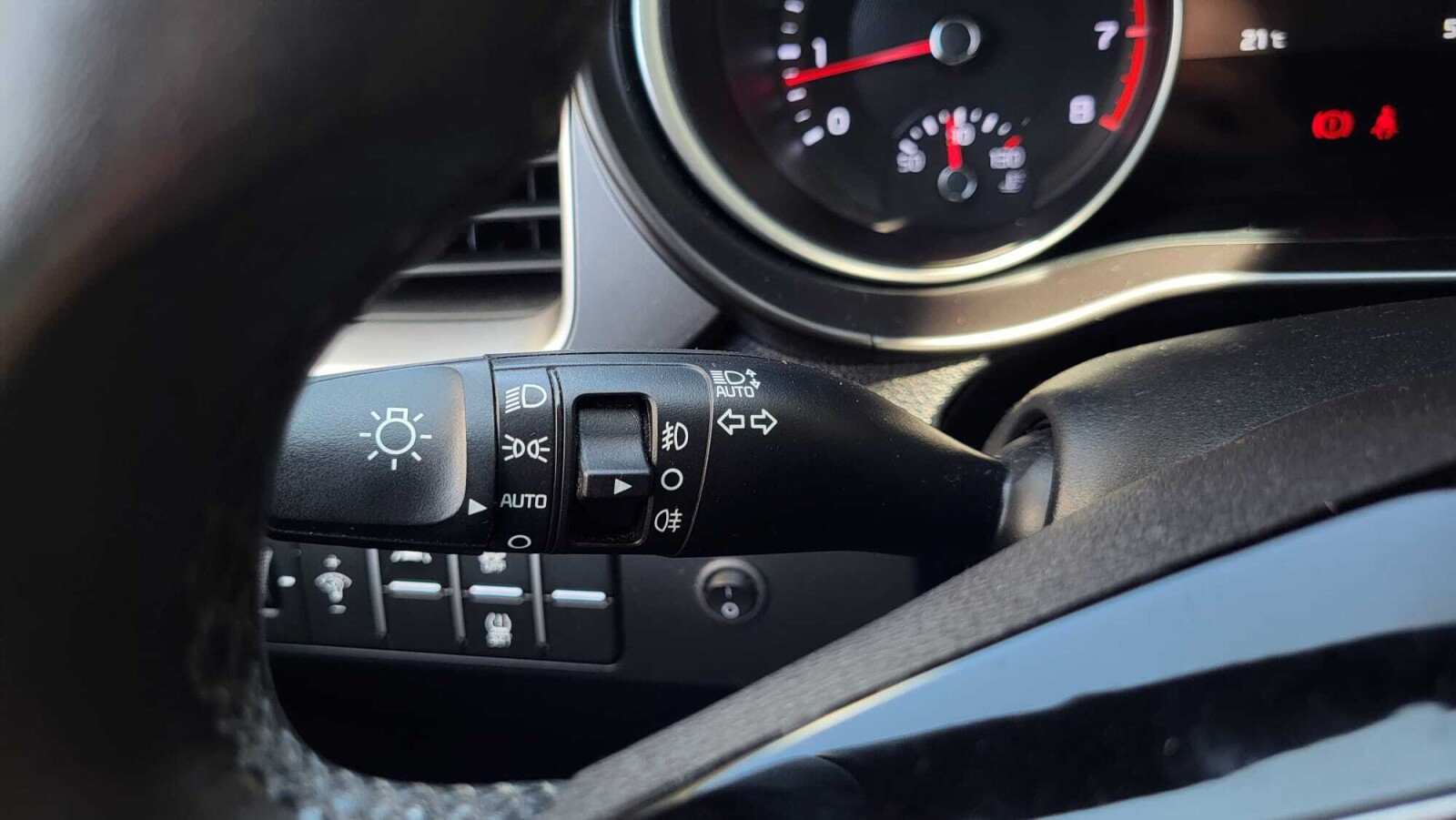 1.5 T-GDI 160KM 6MT; Bluetooth; Lampy LED; Czujniki; Kamera; Tempomat