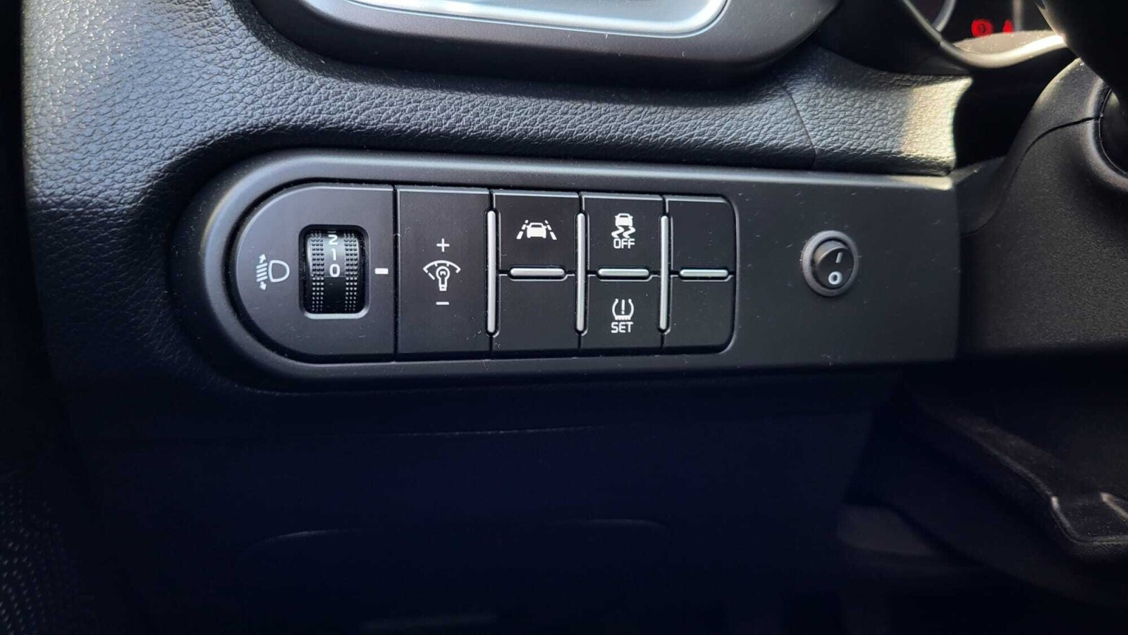 1.5 T-GDI 160KM 6MT; Bluetooth; Lampy LED; Czujniki; Kamera; Tempomat