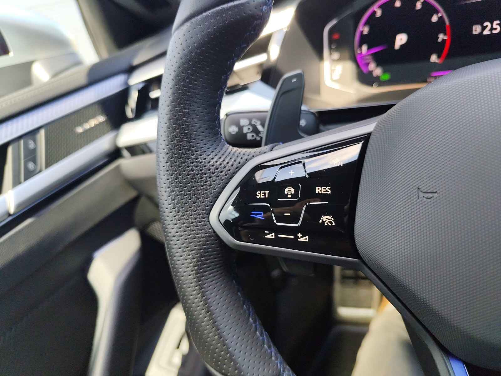 R, 2.0 TSI / 320KM, Panorama, Harman Kardon,DCC, Hak, FV 23%